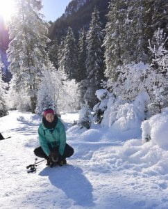 Teckel met eigenaresse op de foto in de winter in Oostenrijk