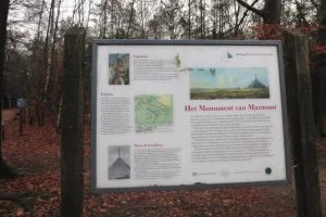Informatiepaneel bij de Pyramide van Austerlitz