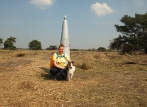 Met Sheltie op de foto bij de grenspaal in natuurgebied De Plateaux - Hageven