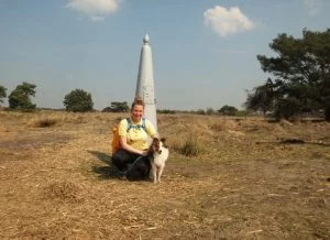 Met Sheltie op de foto bij de grenspaal in natuurgebied De Plateaux - Hageven