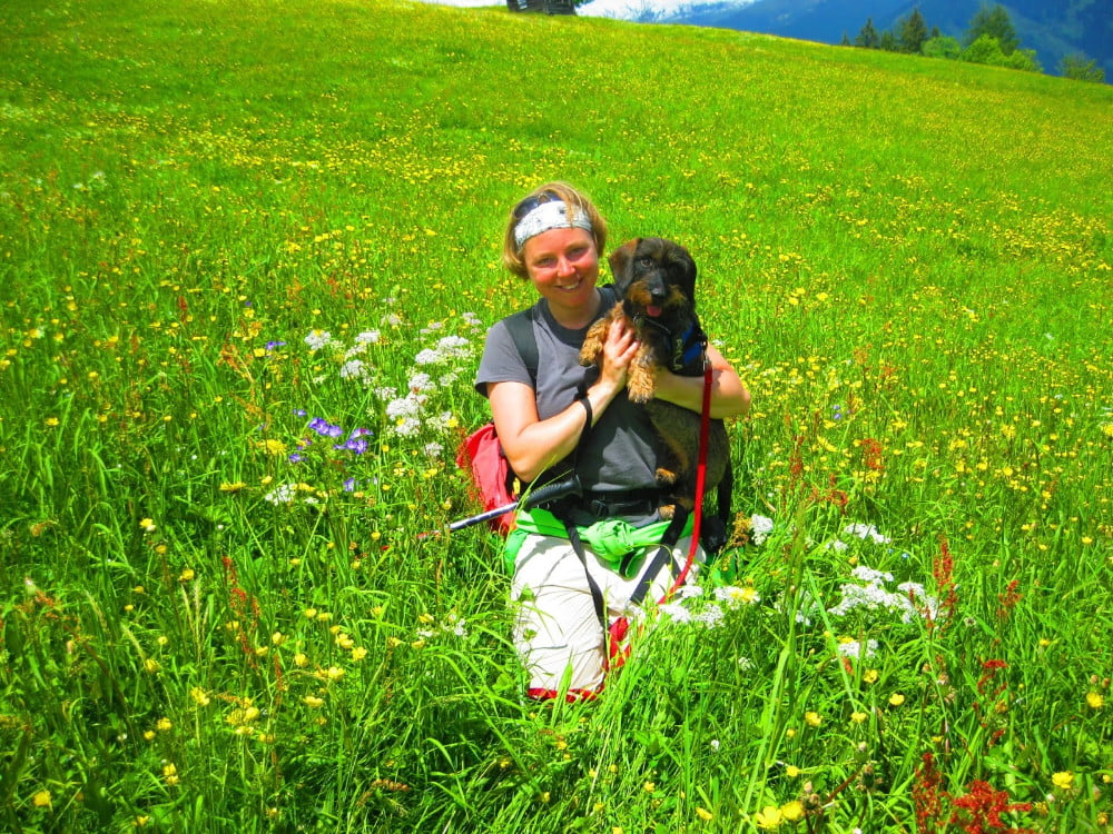 Met de hond tussen de bloemen in Oostenrijk