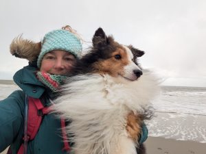 Hond met eigenaar op het strand