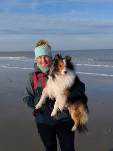 Hond met eigenaar op het strand