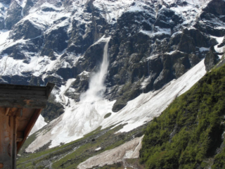 Lawine bij de Hintersee in Oostenrijk