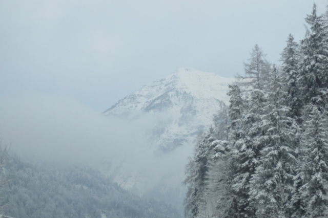 Besneeuwde bergen in Oostenrijk onderweg naar huis