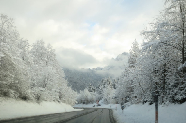 Besneeuwde bergen in Oostenrijk onderweg naar huis