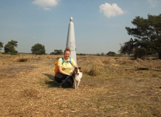 Met Sheltie op de foto bij de grenspaal in natuurgebied De Plateaux - Hageven