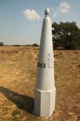 Grenspaal in natuurgebied de Plateaux - Hageven