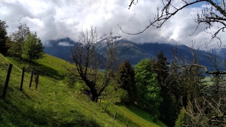 Smalle paadjes in de Oostenrijkse Alpen