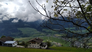 Uitzicht op het dal vanaf de bergen