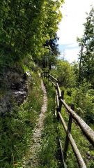 Smalle paadjes in de Oostenrijkse Alpen Steile paadjes in de Oostenrijkse Alpen