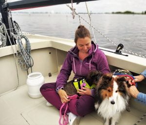 Op de zeilboot met een teckel en een sheltie